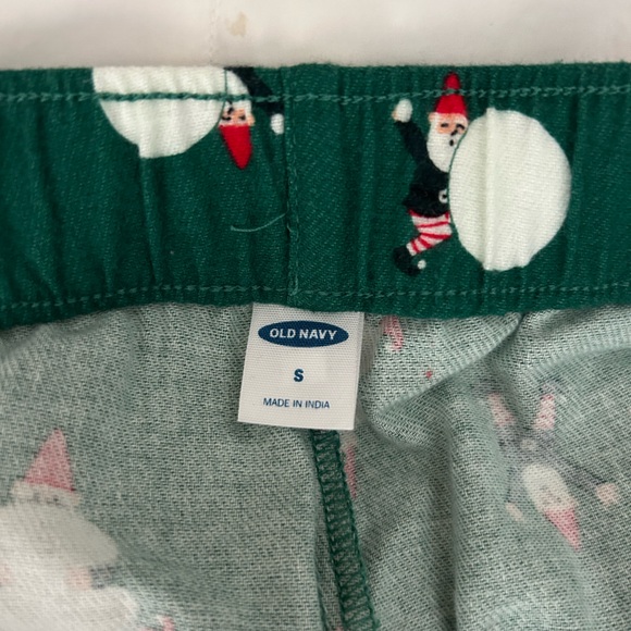 Old Navy Christmas Pajama Set! 🎄🎅🏻 - Picture 9 of 10
